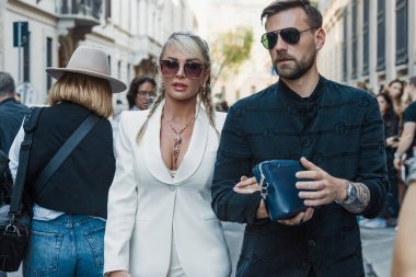 Giorgio Armani 'nin önünde Milano Moda Haftası Kadın Giyim / Yaz 2024.