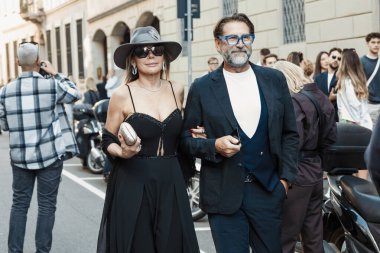 Giorgio Armani 'nin önünde Milano Moda Haftası Kadın Giyim / Yaz 2024.