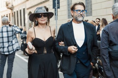 Giorgio Armani 'nin önünde Milano Moda Haftası Kadın Giyim / Yaz 2024.