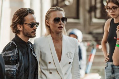 Giorgio Armani 'nin önünde Milano Moda Haftası Kadın Giyim / Yaz 2024.