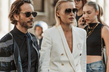 Giorgio Armani 'nin önünde Milano Moda Haftası Kadın Giyim / Yaz 2024.