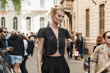 Toni Garrn, Giorgio Armani 'nin önünde Milan Moda Haftası Kadın Giyim / Yaz 2024.