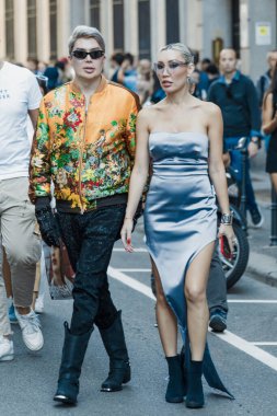 Giorgio Armani 'nin dışında Aliia Roza (R) Milan Moda Haftası Kadın Giyim / Yaz 2024.