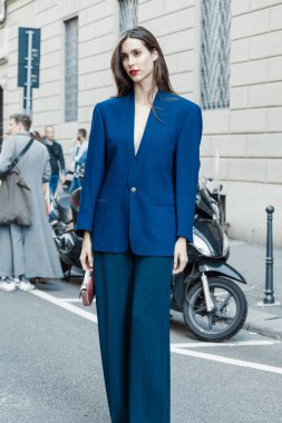 Milan Moda Haftası Kadın Giyim / Yaz 2024 'te Giorgio Armani' nin önünde mavi ceket ve pantolon giyen bir misafir..