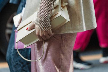 Giorgio Armani 'nin dışında moda ayrıntıları Milan Moda Haftası Kadın Giyim / Yaz 2024.