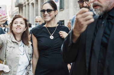 Milano Moda Haftası Kadın Giyim / Yaz 2024 'te Giorgio Armani' nin önünde Miriam Leone sergisi.