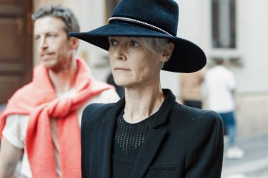 Kate Lanphear, Milan Moda Haftası Kadın Giyim / Yaz 2024 'te Giorgio Armani' nin önünde sergileniyor..