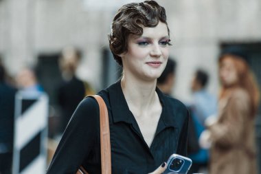 Giorgio Armani 'nin dışında Milan Moda Haftası Kadın Giyim / Yaz 2024 boyunca bir model..