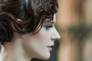 Giorgio Armani 'nin dışında Milan Moda Haftası Kadın Giyim / Yaz 2024 boyunca bir model..