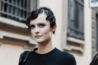 Giorgio Armani 'nin dışında Milan Moda Haftası Kadın Giyim / Yaz 2024 boyunca bir model..
