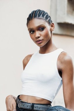 Giorgio Armani 'nin dışında Milan Moda Haftası Kadın Giyim / Yaz 2024 boyunca bir model..