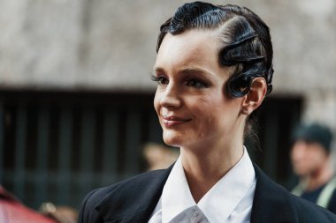 Giorgio Armani 'nin dışında Milan Moda Haftası Kadın Giyim / Yaz 2024 boyunca bir model..