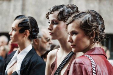 Milan Moda Haftası Kadın Giyim / Yaz 2024 'te Giorgio Armani' nin önünde mankenler.