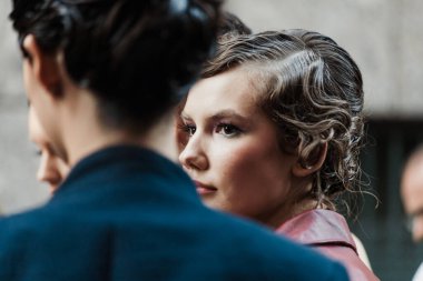 Milan Moda Haftası Kadın Giyim / Yaz 2024 'te Giorgio Armani' nin önünde mankenler.