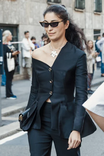Giorgio Armani 'nin önündeki Caroline Issa Milan Moda Haftası Kadın Giyim / Yaz 2024.