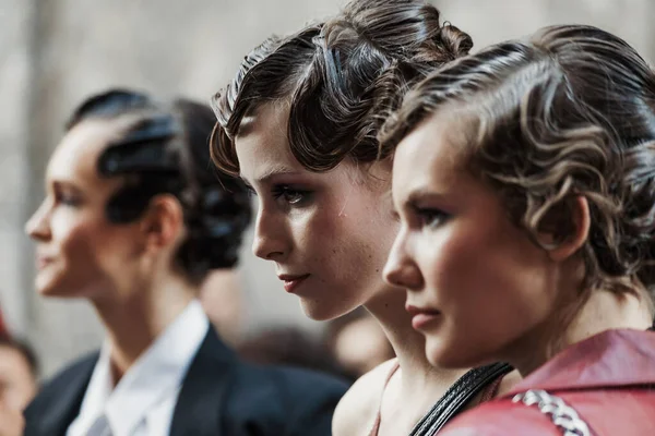 Milan Moda Haftası Kadın Giyim / Yaz 2024 'te Giorgio Armani' nin önünde mankenler.