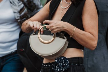 Milano Moda Haftası Kadın Giyim / Yaz 2024 'te Alberta Ferretti' nin dışında moda defilesi.