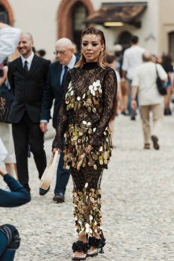 Milano Moda Haftası Kadın Giyim / Yaz 2024 'te Alberta Ferretti' nin dışında bir konuk..