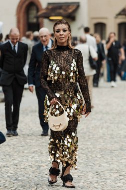 Milano Moda Haftası Kadın Giyim / Yaz 2024 'te Alberta Ferretti' nin dışında bir konuk..