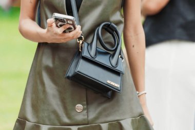 Milano Moda Haftası Kadın Giyim / Yaz 2024 'te Alberta Ferretti' nin dışında moda defilesi.