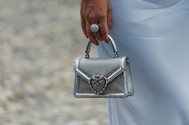Milano Moda Haftası Kadın Giyim / Yaz 2024 'te Alberta Ferretti' nin dışında moda defilesi.