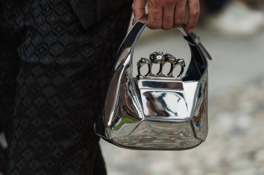Milano Moda Haftası Kadın Giyim / Yaz 2024 'te Alberta Ferretti' nin önünde genç imparatorlardan Nelson Tiberghien.