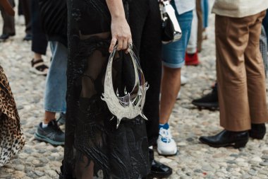 Alberta Ferretti 'nin dışındaki Genç İmparatorlar' dan Isabelle Chaput Milan Moda Haftası Kadın Giyim / Yaz 2024.