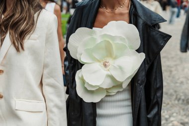 Milano Moda Haftası Kadın Giyim / Yaz 2024 'te Alberta Ferretti' nin dışında moda defilesi.