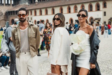 Milano Moda Haftası boyunca Alberta Ferretti 'nin kapısındaki misafirler Kadın giyim / Yaz 2024.