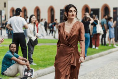 Flora Delle Vacche Milan Moda Haftası Kadın Giyim / Yaz 2024 'te Alberta Ferretti' nin önünde sergileniyor..