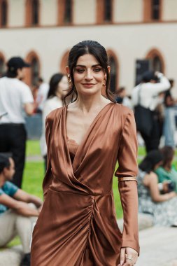 Flora Delle Vacche Milan Moda Haftası Kadın Giyim / Yaz 2024 'te Alberta Ferretti' nin önünde sergileniyor..