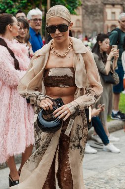 Caroline Daur, Milano Moda Haftası boyunca Alberta Ferretti 'nin önünde. Kadın giyim bahar / yaz 2024.