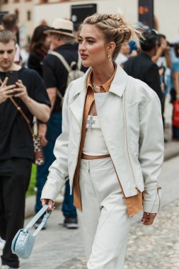 Emily Sindlev, Milano Moda Haftası Kadın Giyim / Yaz 2024 'te Alberta Ferretti' nin önünde..