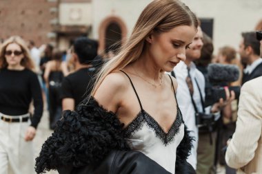 Victoria Magrath, Milano Moda Haftası Kadın Giyim / Yaz 2024 'te Alberta Ferretti' nin önünde..