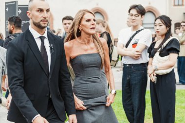 Anna Dello Russo, Milan Moda Haftası Kadın Giyim / Yaz 2024 'te Alberta Ferretti' nin önünde..