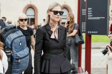 Milano Moda Haftası Kadın Giyim / Yaz 2024 'te Alberta Ferretti' nin önünde Linda Tol.