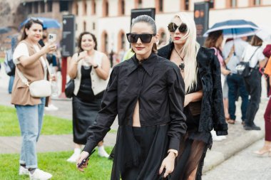 Olivia Palermo, Milano Moda Haftası Kadın Giyim / Yaz 2024 'te Alberta Ferretti' nin önünde sergileniyor..