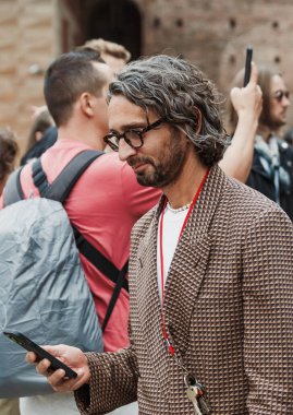Simone Marchetti, Milano Moda Haftası Kadın Giyim / Yaz 2024 'te Alberta Ferretti' nin önünde sergileniyor..