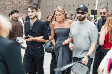Anna Dello Russo, Milan Moda Haftası Kadın Giyim / Yaz 2024 'te Alberta Ferretti' nin önünde..