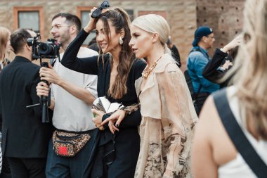 Tamara Kalinic ve Caroline Daur Milano Moda Haftası Kadın Giyim / Yaz 2024 'te Alberta Ferretti' nin önünde sergilendi..