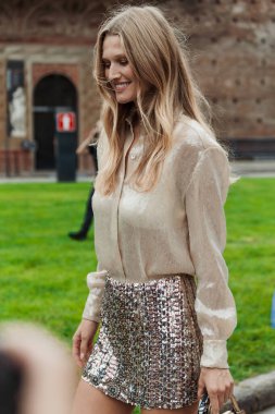 Alman top model Toni Garrn Milan Moda Haftası boyunca Alberta Ferretti 'nin önünde Kadın giyim / Yaz 2024.