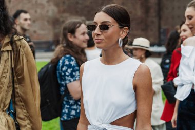 Milano Moda Haftası Kadın Giyim / Yaz 2024 'te Alberta Ferretti' nin önünde beyaz kesim elbise giyen bir konuk görülüyor..