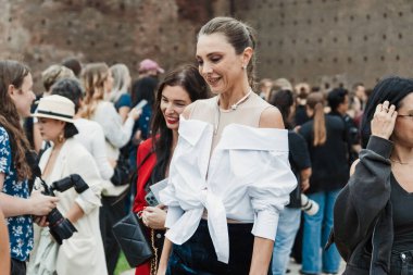 Milano Moda Haftası Kadın Giyim / Yaz 2024 'te Alberta Ferretti' nin dışında bir konuk..