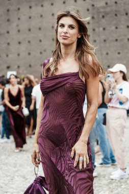 Elisabetta Canalis Milan Moda Haftası Kadın Giyim / Yaz 2024 'te Alberta Ferretti Şov' un dışında..