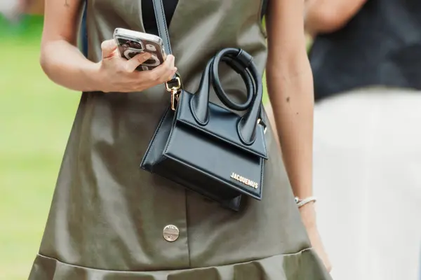 Milano Moda Haftası Kadın Giyim / Yaz 2024 'te Alberta Ferretti' nin dışında moda defilesi.