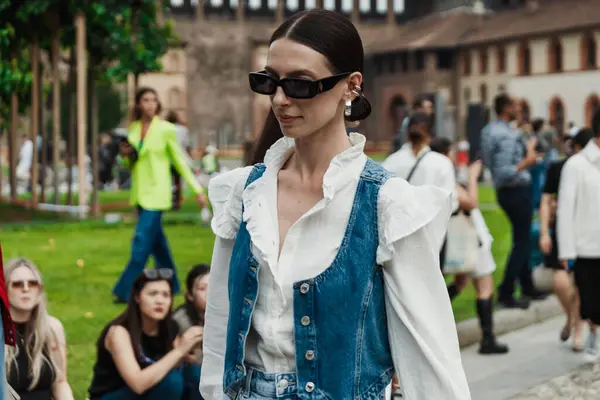 Milano Moda Haftası Kadın Giyim / Yaz 2024 'te Alberta Ferretti' nin dışında bir konuk..