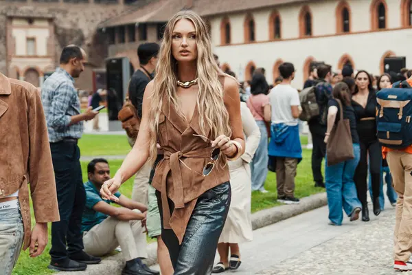 Hollandalı top model Romee Strijd Milan Moda Haftası Kadın Giyim / Yaz 2024 'te Alberta Ferretti' nin önünde.