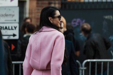 Milan Moda Haftası Kadın Giyim / Yaz 2024 'te Versace' nin dışında bir konuk..