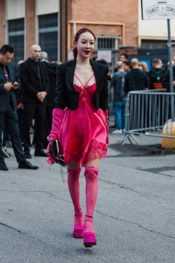 Milan Moda Haftası Kadın Giyim / Yaz 2024 'te Versace' nin dışında bir konuk..