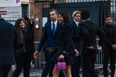 Milano Moda Haftası Kadın Giyim / Yaz 2024 'te Versace' ın önünde konuklar.